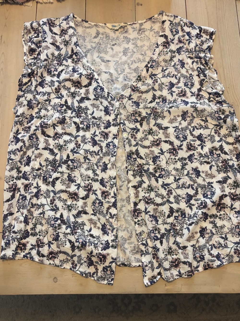 Elsie & Zoey Floral Button-Front Top in Cream ruffle cap sleeves and Navy XL